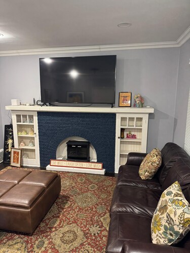 Wonderful 4-bedroom house with AC in charming Chicago