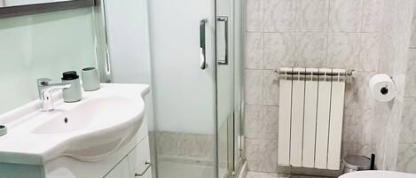 Dutxa, assecador de cabells, bidet i tovalloles