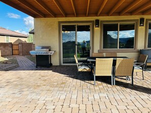 Outdoor dining - Desert Oasis – Spacious Retreat with Mountain Views (Tucson)
