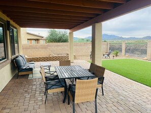 Outdoor dining - Desert Oasis – Spacious Retreat with Mountain Views (Tucson)