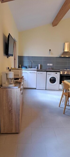 Microwave, oven, dishwasher, coffee/tea maker - Air-conditioned village house Le Porche (LA GARDE FREINET)