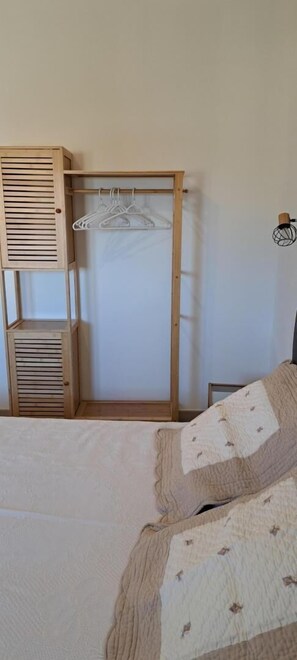 Iron/ironing board, bed sheets - Air-conditioned village house Le Porche (LA GARDE FREINET)