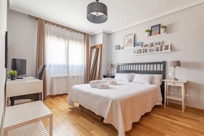 3 bedrooms, in-room safe, desk, iron/ironing board