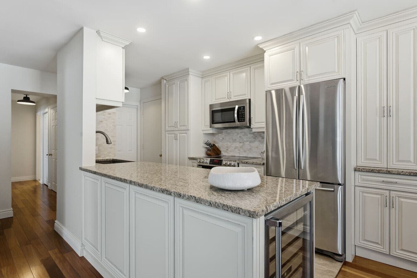 Réfrigérateur, micro-ondes, four, plaque de cuisson