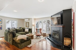 Smart TV, fireplace - Charming 3BDR|Ski-In/Ski-Out Tremblant (Mont-Tremblant)