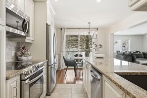 Fridge, microwave, oven, stovetop - Charming 3BDR|Ski-In/Ski-Out Tremblant (Mont-Tremblant)
