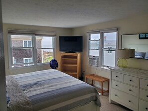 1 bedroom, iron/ironing board, WiFi, bed sheets - On Minot Beach -  1-bedroom apartment with deck and views of the ocean (Scituate)