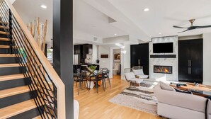 Interior - Private Ultra Modern Mansion - Country Club Plaza (Kansas City)