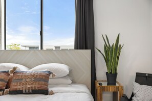 3 bedrooms, desk, iron/ironing board, free WiFi - Desert Standard • Modern 3-Level Desert Oasis • Steps to Old Town + Heated Pool (Scottsdale)
