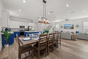 Dining - Enchanting Oasis: Private Pool, Spa, Gated Beach Access, Bikes (Destin)
