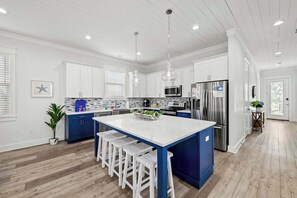 Kjøleskap, mikrobølgeovn, ovn og kokeplater