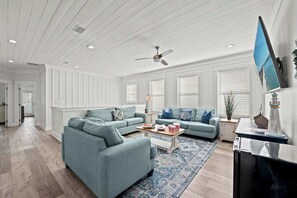 TV, offices - Enchanting Oasis: Private Pool, Spa, Gated Beach Access, Bikes (Destin)