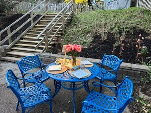 Outdoor dining - ECO-LUX for Family & Friends (Sunny Bunny Tartan) (Pittsburgh)