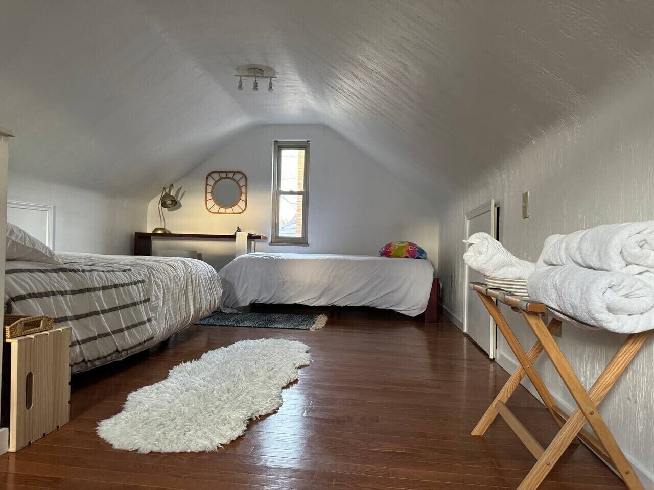 4 quartos, escrivaninha, ferros/tábuas de passar roupa, berço de viagem