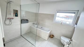 Haartrockner, Handtücher, Seife, Toilettenpapier