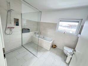 Hair dryer, towels, soap, toilet paper - House in Hanover (Hannover)