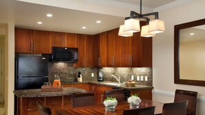 ثلاجة، ميكروويف، فرن، موقد طهي مسطح