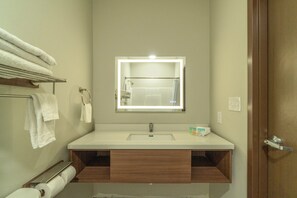 Quarto, 2 camas Queen, para não fumantes | Banheiro | Secador de cabelo, toalhas de banho