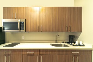 Chambre, 2 grands lits, non-fumeur | Coin cuisine privé