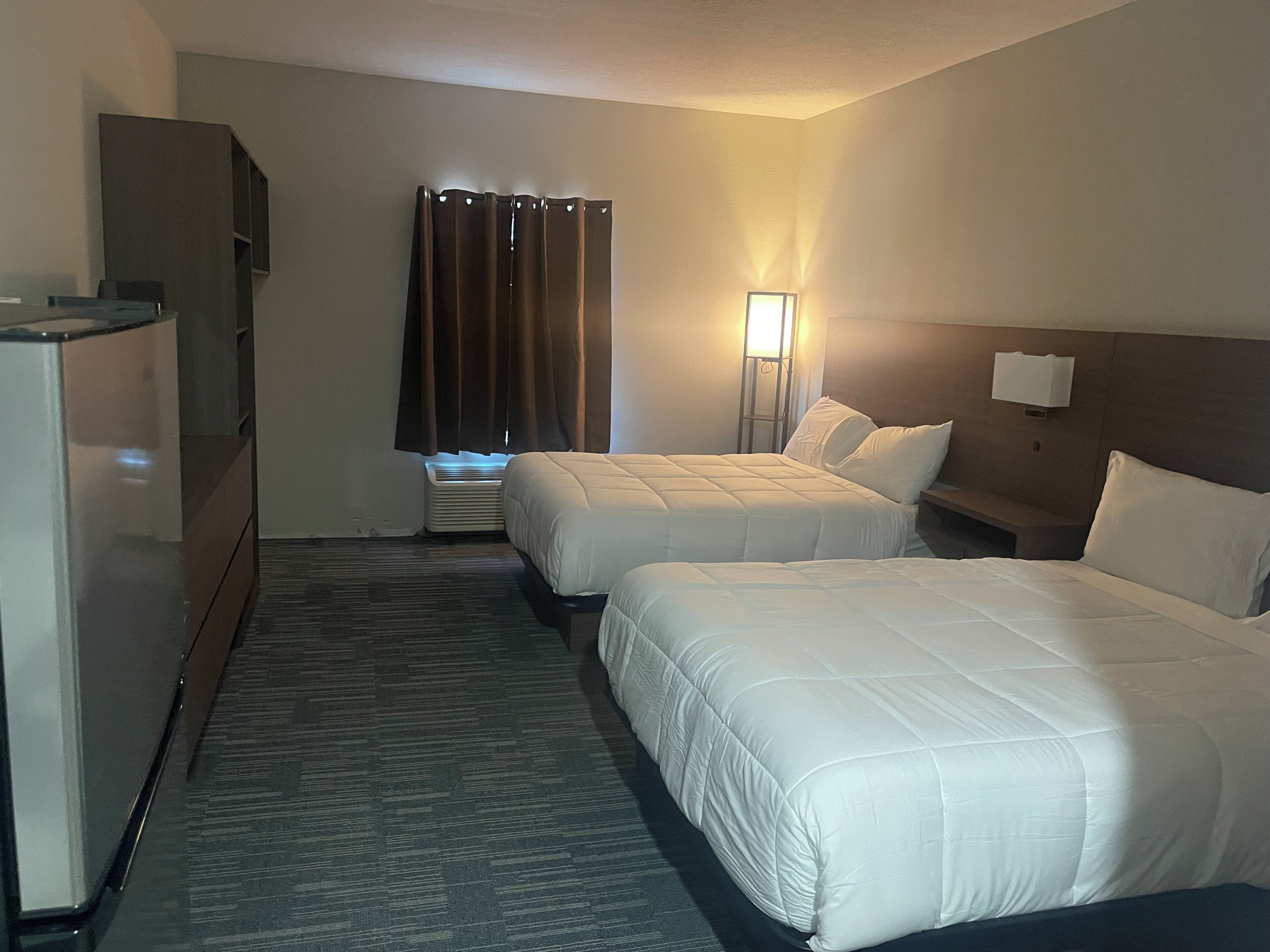 Habitación, 2 camas Queen size, para no fumadores | Escritorio, tabla de planchar con plancha, wifi gratis y ropa de cama 