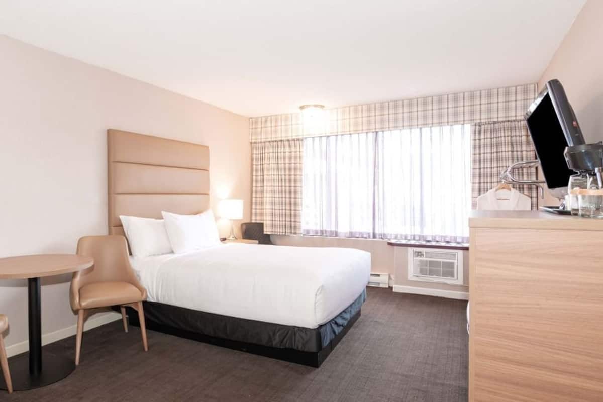 Standard Room, 1 Queen Bed