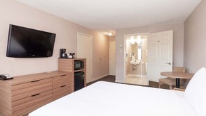 Room, 1 Queen Bed, Non Smoking (Accessible) | Desk, iron/ironing board, free WiFi, bed sheets - Hotel O Efficiency De Luxe Near Lake Charles Sulphur (Sulphur)