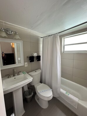 Habitación superior, 1 cama King size | Baño | Amenidades de baño gratuitas y toallas 