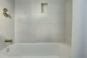 King Bed Short Stay | Salle de bain | Articles de toilette (gratuits), serviettes fournies