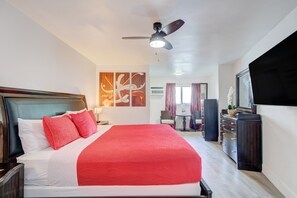 Deluxe Room, 1 King Bed, Non Smoking | Free WiFi, bed sheets - Leeward Motel By Capital O North Miami Beachside (North Miami)