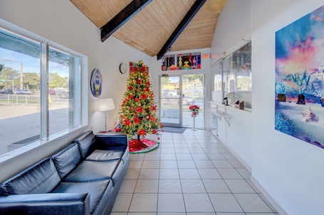 Lobby. Leeward Motel By Capital O North Miami Beachside