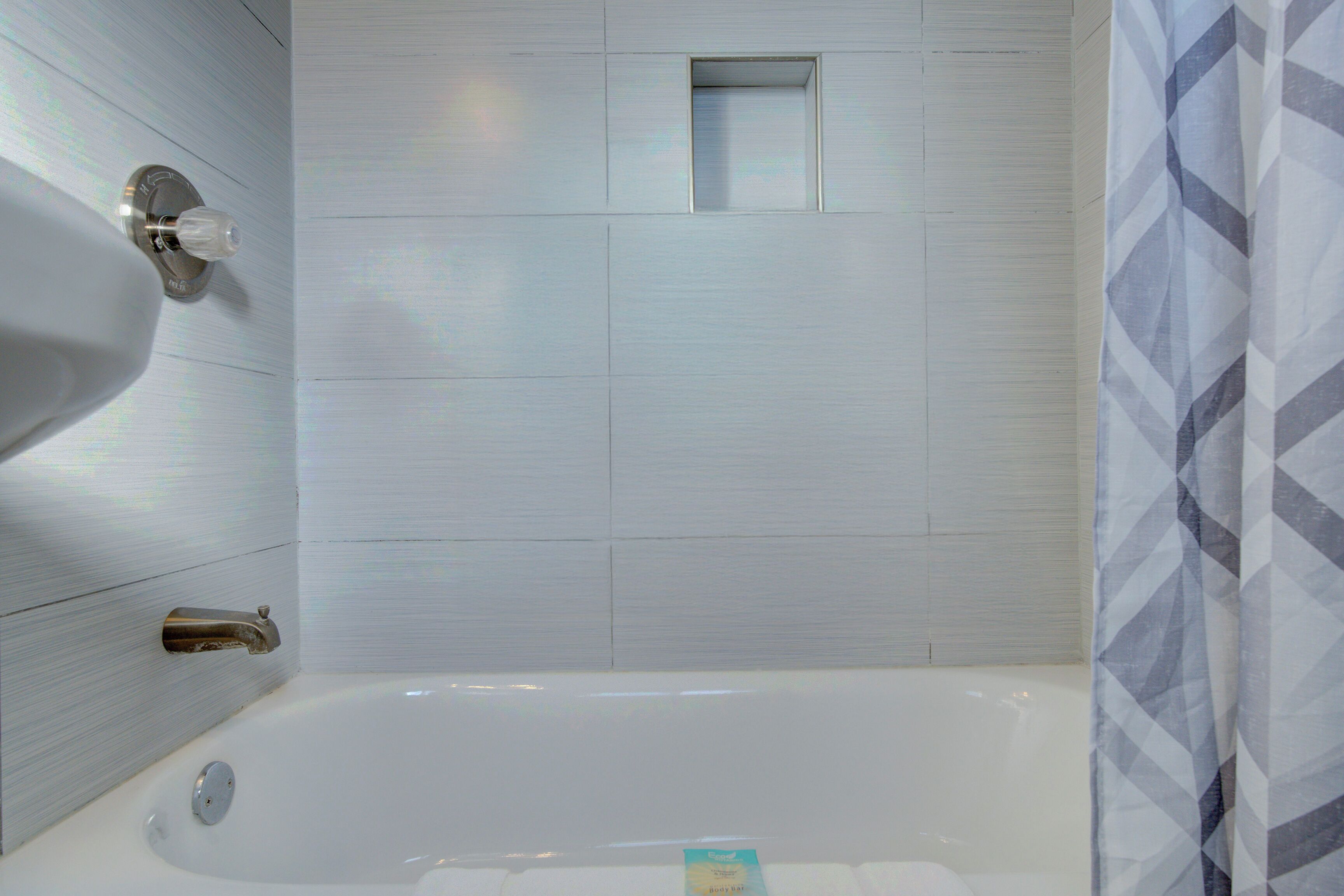 Habitación, 1 cama de matrimonio grande, no fumadores | Baño | Artículos de higiene personal gratuitos y toallas
