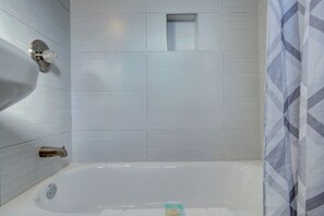 Room, 1 King Bed, Non Smoking | Bathroom - Leeward Motel By Capital O North Miami Beachside (North Miami)