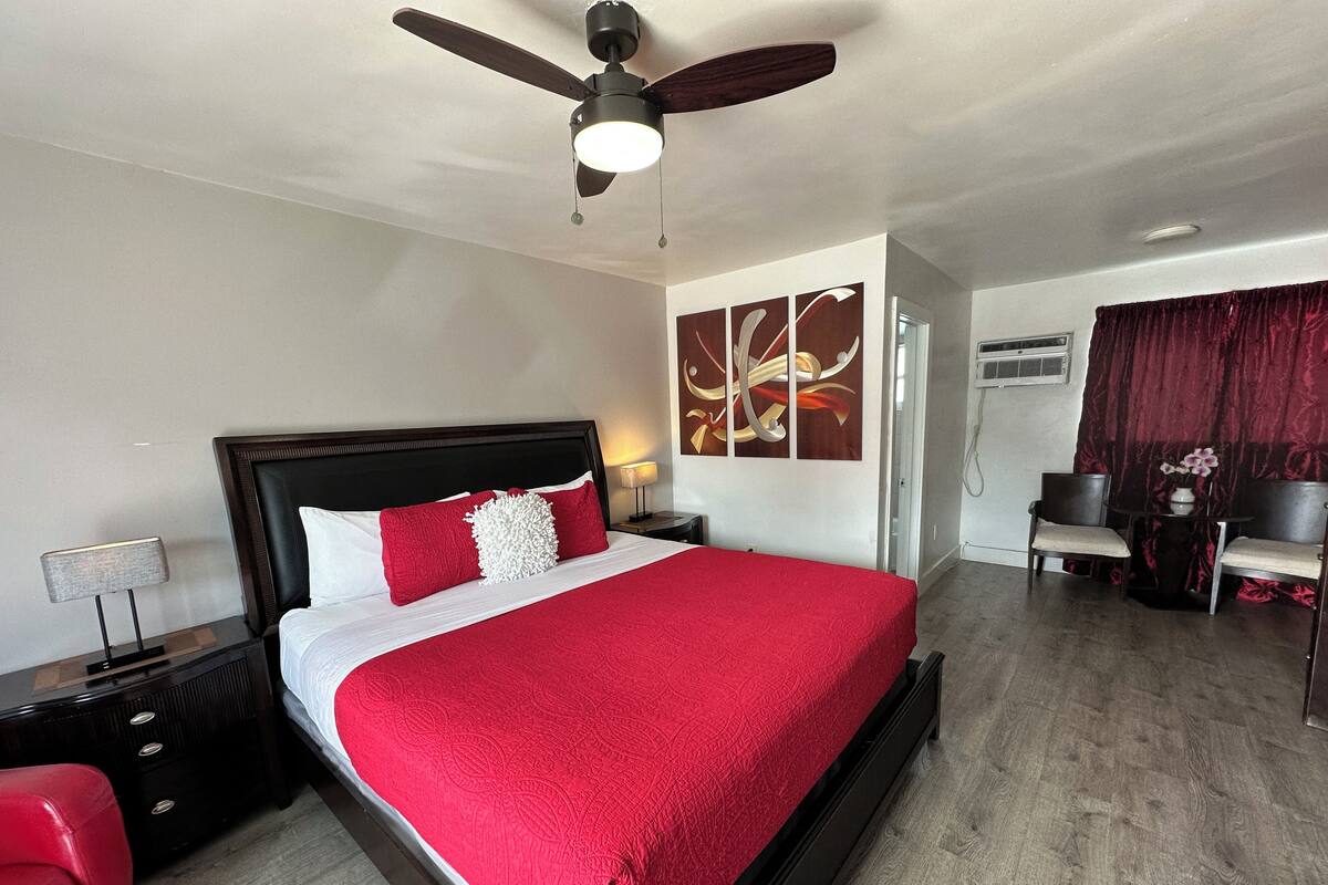 Habitación superior, 1 cama King size | Wifi gratis y ropa de cama