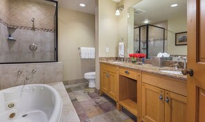 مجففات شعر، مناشف، صابون، ورق حمّام