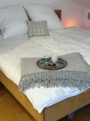 3 عدّة غرف نوم ومكواة/لوح كي وواي فاي وملاءات أسرّة