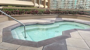 Outdoor pool - New Ocean View Condominum. Free parking (Honolulu)