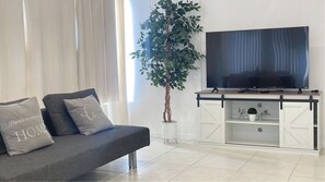Smart TV, books - New Ocean View Condominum. Free parking (Honolulu)
