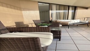 Terrace/patio - New Ocean View Condominum. Free parking (Honolulu)