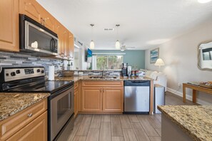 Jääkaappi, mikroaaltouuni, uuni, liesi