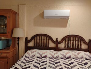 Iron/ironing board, WiFi, bed sheets