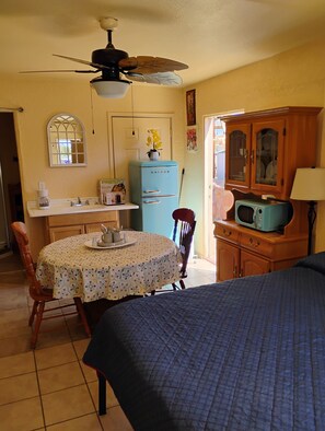 Iron/ironing board, WiFi, bed sheets