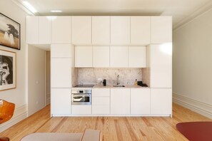 Fridge, microwave, oven, stovetop - VIVA - VIVA Quinta Modernista Flat (Porto)