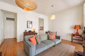 TV - VIVA Cedofeita Serviced Apartments 2 (Porto)