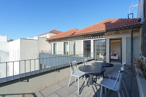 Outdoor dining - VIVA Cedofeita Serviced Apartments 11 (Porto)