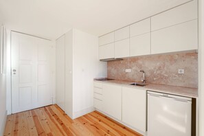 Kühlschrank, Mikrowelle, Herdplatte, Wasserkocher mit Kaffee-/Teezubehör