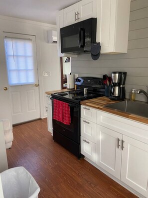 Fridge, microwave, oven, stovetop - Patriotic Studio Stay Supports Our Veterans (High Point)