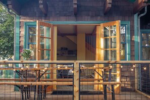 Outdoor dining - Greenlake Walden - 5-bedroom house in Seattle. Perfect for family getaways (Seattle)