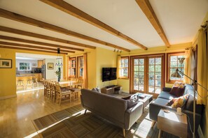 Living area - Greenlake Walden - 5-bedroom house in Seattle. Perfect for family getaways (Seattle)
