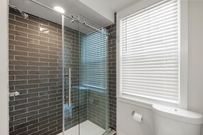 Shower, hair dryer, towels, soap - Spacious 4BR Rittenhouse Square Retreat (Philadelphia)