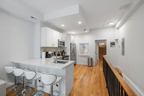 Fridge, microwave, oven, stovetop - Spacious 4BR Rittenhouse Square Retreat (Philadelphia)